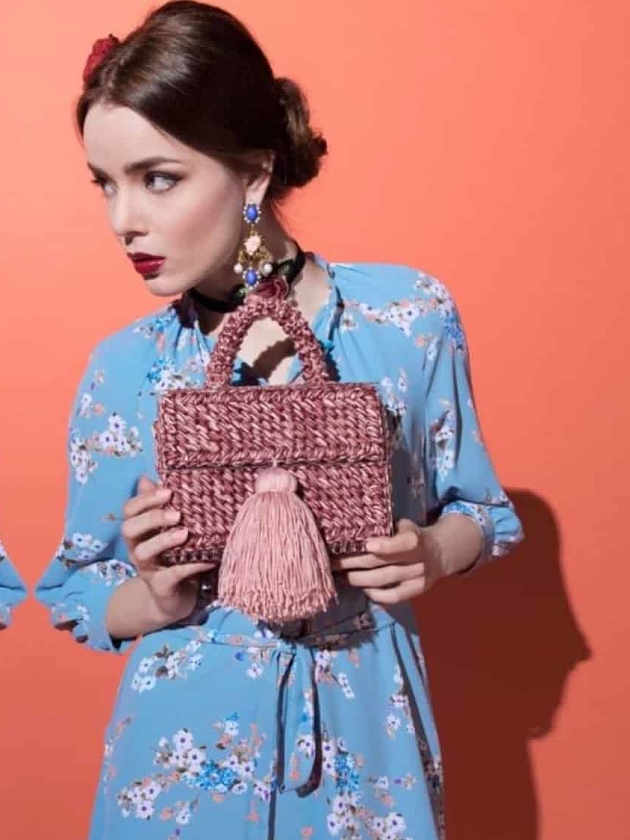 На фотографии женская коралловая сумка от Shapar, бренда вязаной одежды и аксессуаров ручной работы в интернет-магазине связанных спицами вещей.
