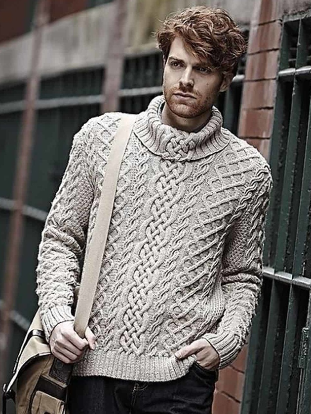 На фотографии красивый мужской свитер от Shapar, бренда вязаной одежды ручной работы в интернет-магазине связанных спицами вещей.
