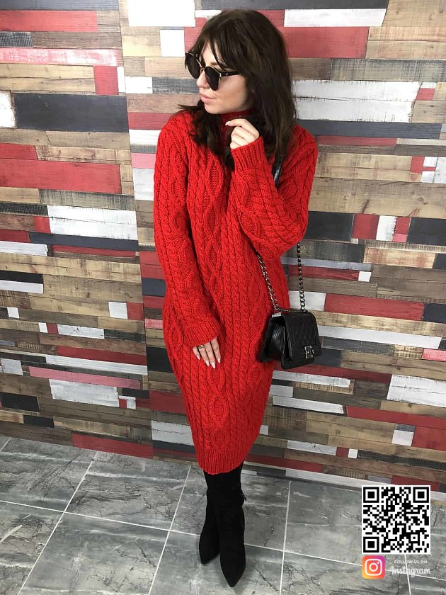На фотографии красное платье с косами от Shapar, бренда вязаной одежды ручной работы в интернет-магазине связанных спицами вещей.