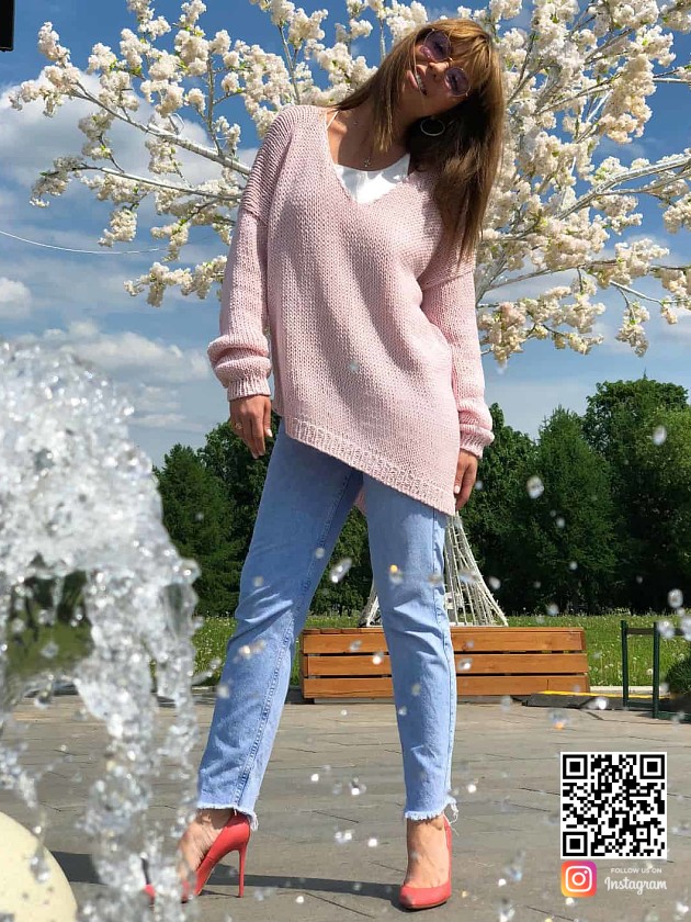 На фотографии женский летний свитер спицами от Shapar, бренда вязаной одежды ручной работы в интернет-магазине связанных вещей.