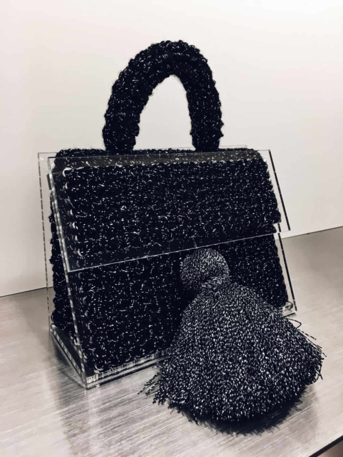 На третьей фотографии женская маленькая черная сумка на выход от Shapar, бренда вязаной одежды и аксессуаров ручной работы в интернет-магазине связанных спицами вещей.