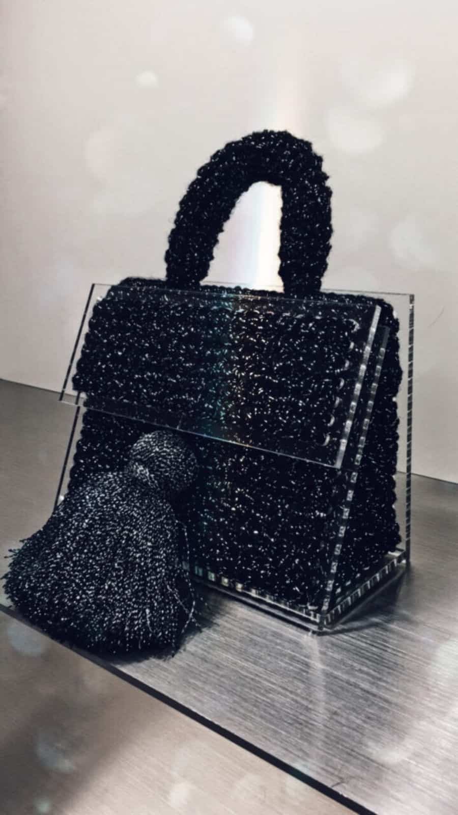 На четвертой фотографии женская модная маленькая черная сумка с прозрачным дном от Shapar, бренда вязаной одежды и аксессуаров ручной работы в интернет-магазине связанных спицами вещей.