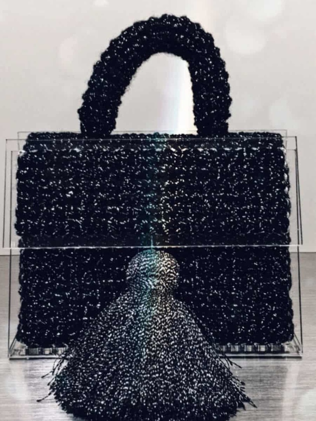 На второй фотографии нарядная маленькая черная сумка для девушек и женщин от Shapar, бренда вязаной одежды и аксессуаров ручной работы в интернет-магазине связанных спицами вещей.