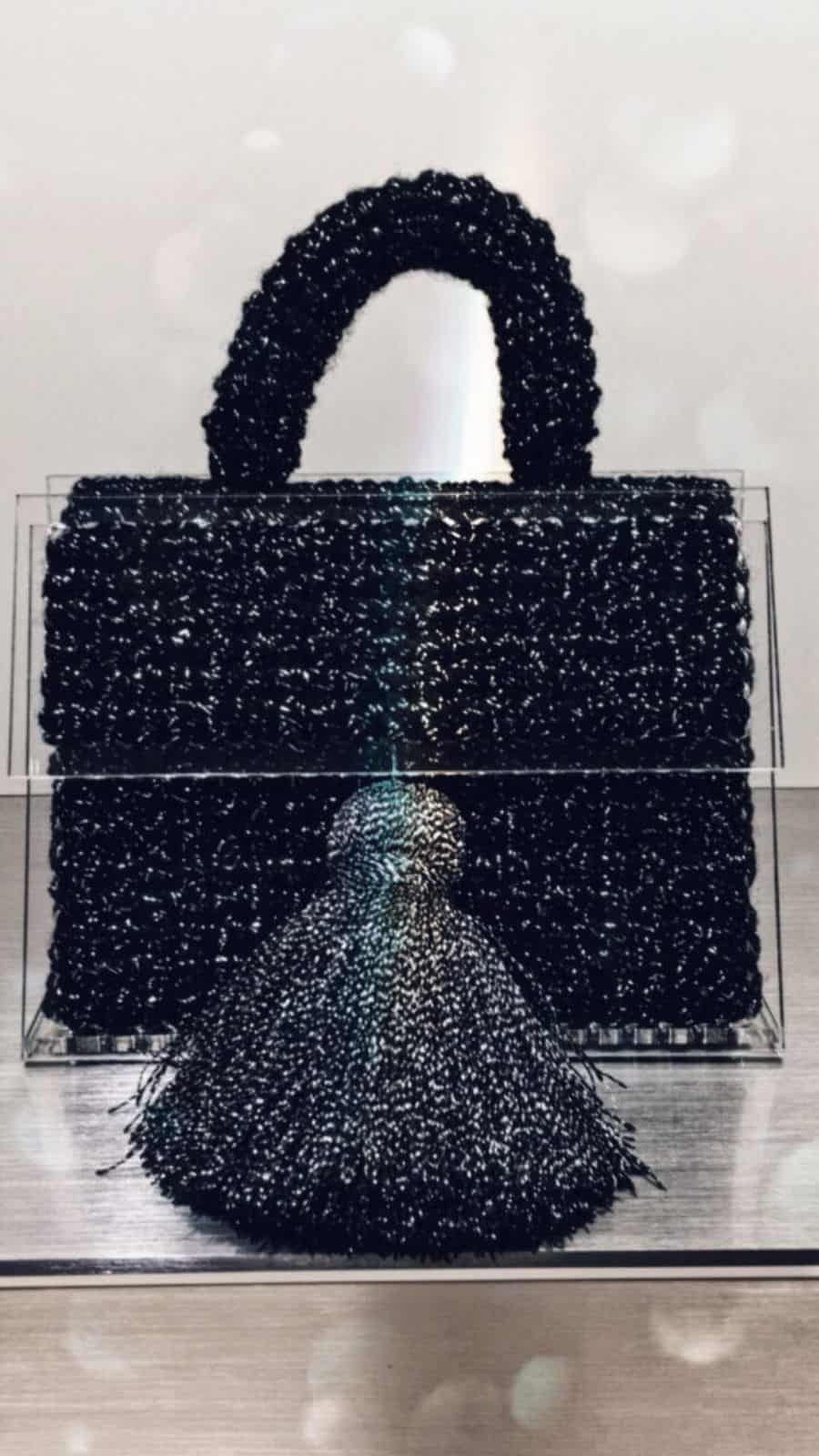 На второй фотографии нарядная маленькая черная сумка для девушек и женщин от Shapar, бренда вязаной одежды и аксессуаров ручной работы в интернет-магазине связанных спицами вещей.