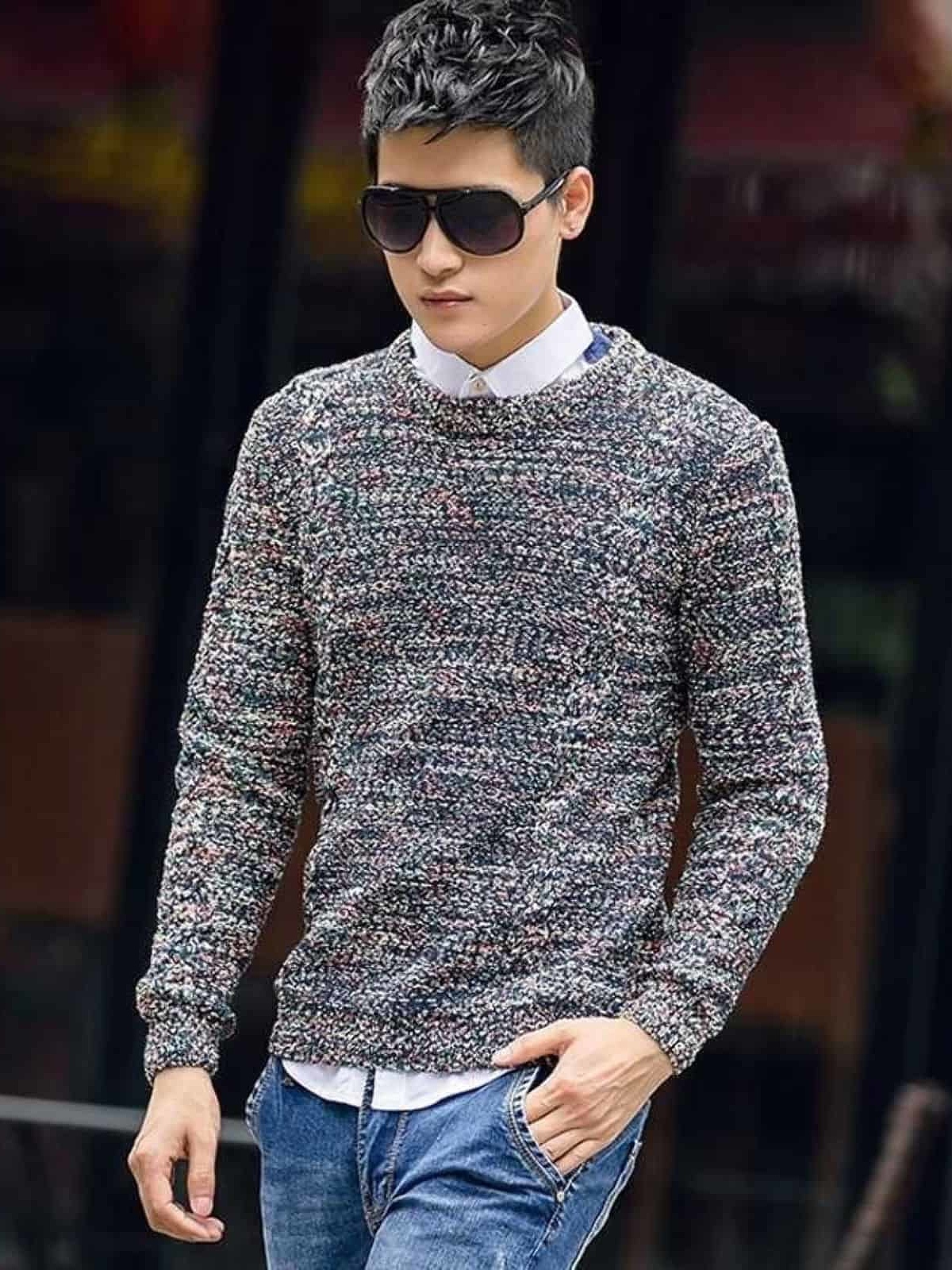 На фотографии мужской меланжевый свитер от Shapar, бренда вязаной одежды ручной работы в интернет-магазине связанных спицами вещей.