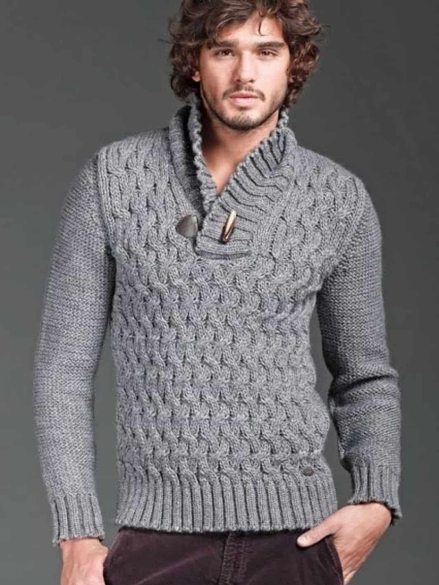На фотографии мужской пуловер с воротником серого цвета от Shapar, бренда вязаной одежды ручной работы в интернет-магазине связанных спицами вещей.