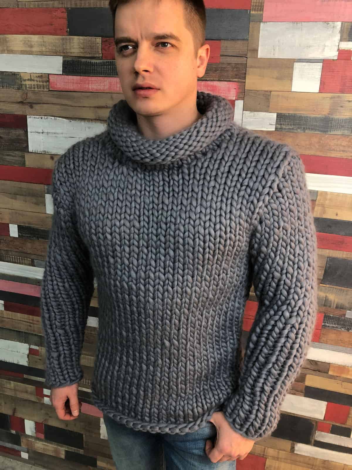На фотографии мужской свитер из толстой пряжи от Shapar, бренда вязаной одежды ручной работы в интернет-магазине связанных спицами вещей.