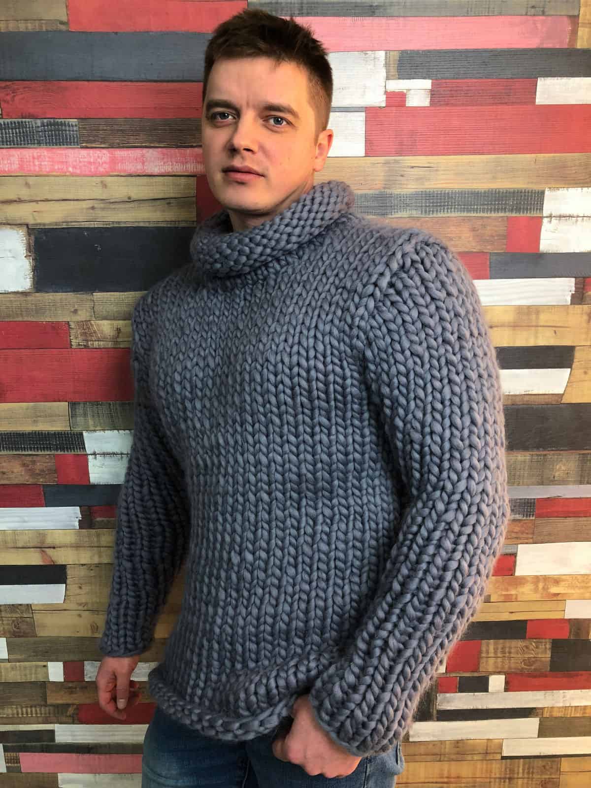 На четвертой фотографии серый мужской свитер из толстой пряжи с воротником от Shapar, бренда вязаной одежды ручной работы в интернет-магазине связанных спицами вещей.
