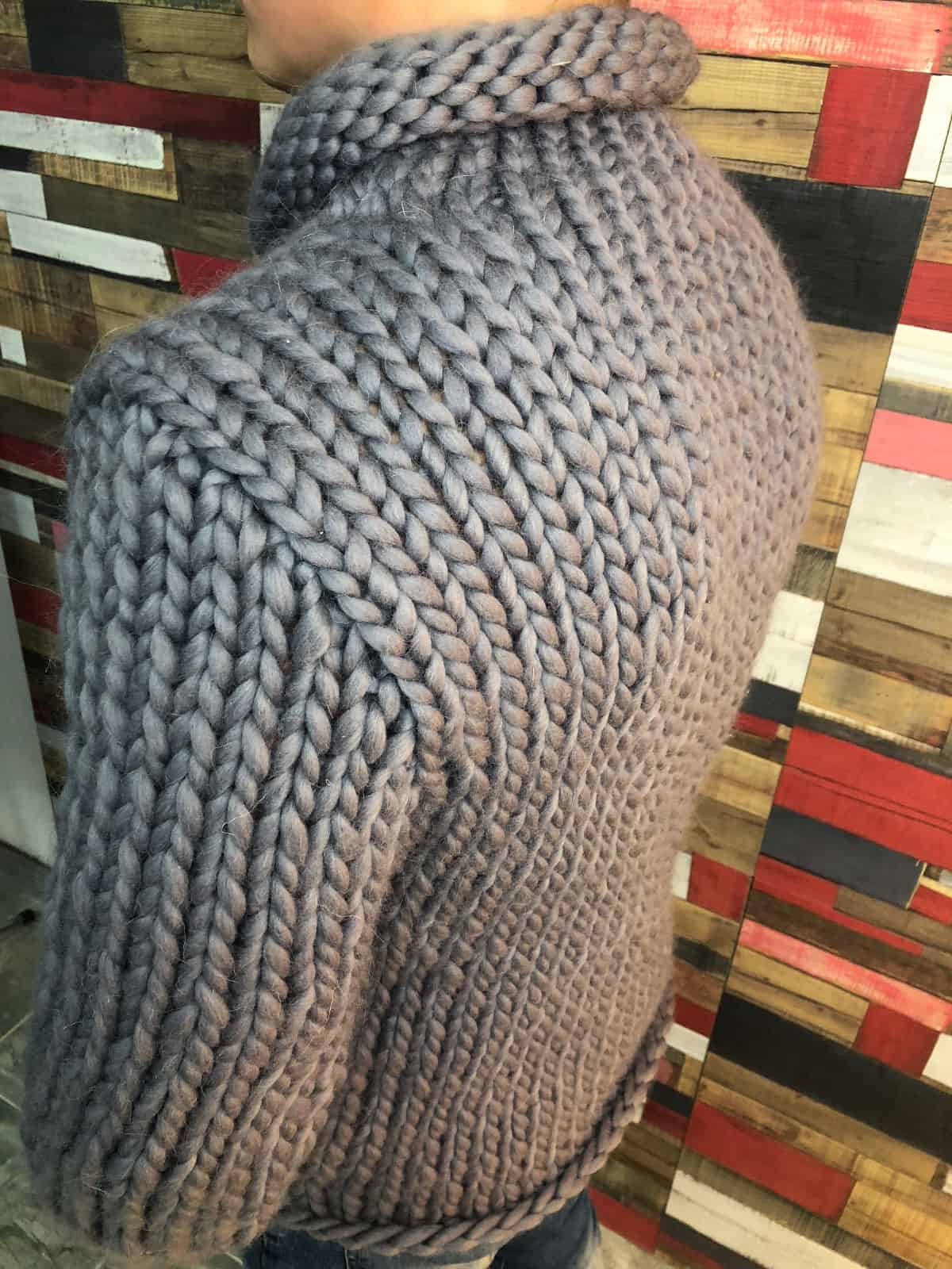 На второй фотографии мужской свитер из толстой пряжи со спины от Shapar, бренда вязаной одежды ручной работы в интернет-магазине связанных спицами вещей.