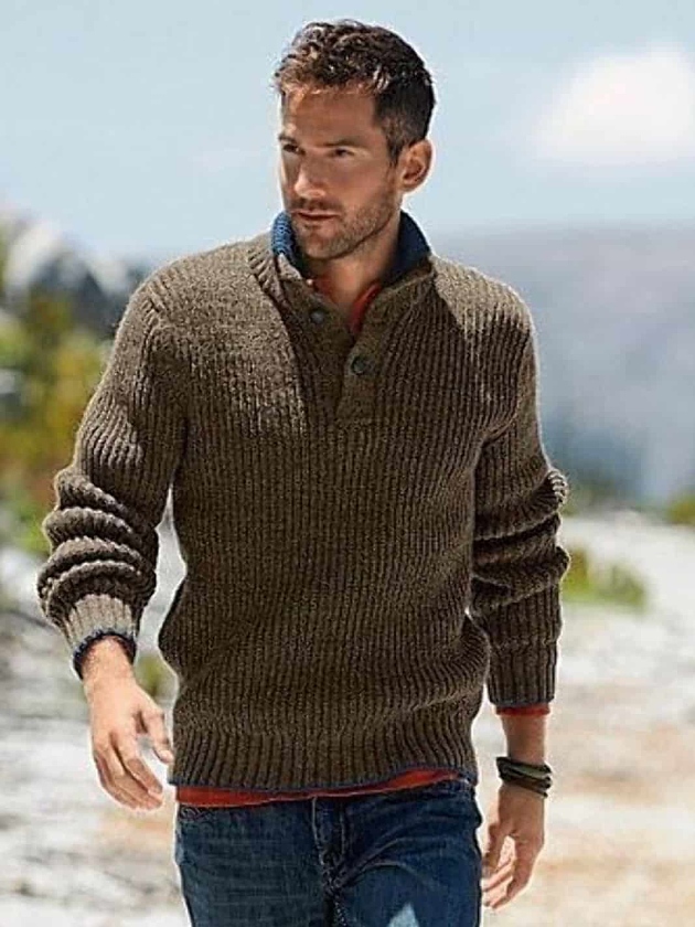 На фотографии мужской свитер с пуговицами на воротнике от Shapar, бренда вязаной одежды ручной работы в интернет-магазине связанных спицами вещей.