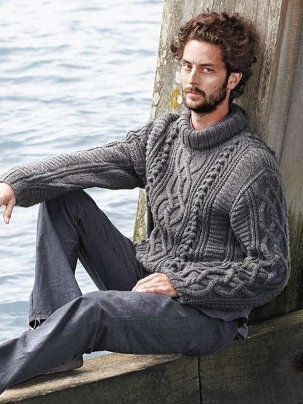 На фотографии мужской серый свитер с горлом от Shapar, бренда вязаной одежды ручной работы в интернет-магазине связанных спицами вещей.