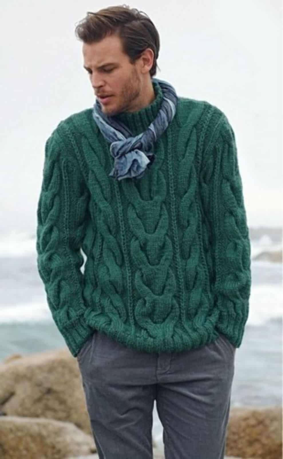 На фотографии мужской свитер зеленого цвета от Shapar, бренда вязаной одежды ручной работы в интернет-магазине связанных вещей.