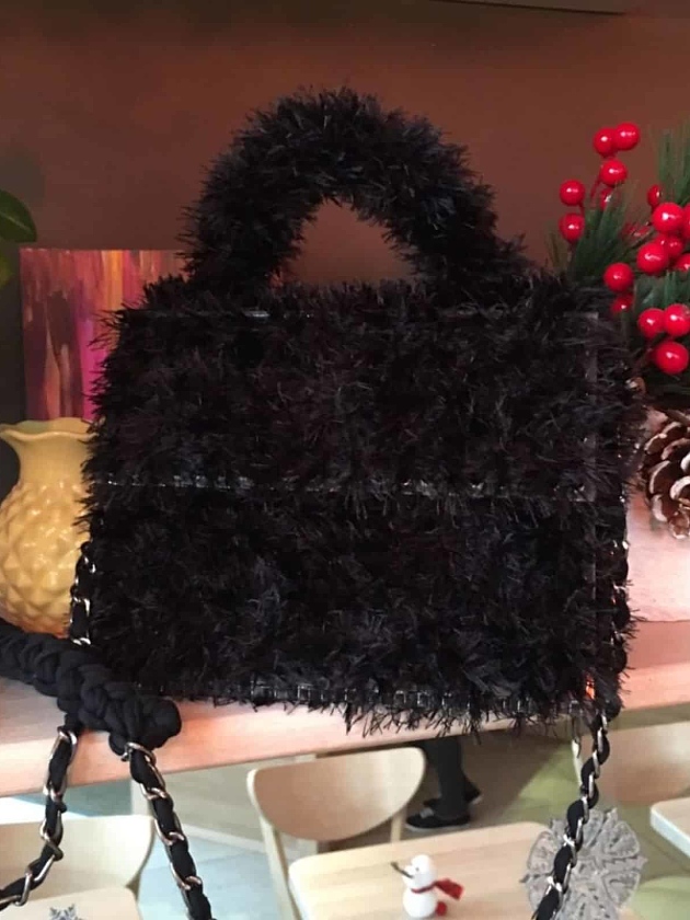 На фотографии необычная женская сумка черного цвета с прозрачным дном от Shapar, бренда вязаной одежды и аксессуаров ручной работы в интернет-магазине связанных спицами вещей.