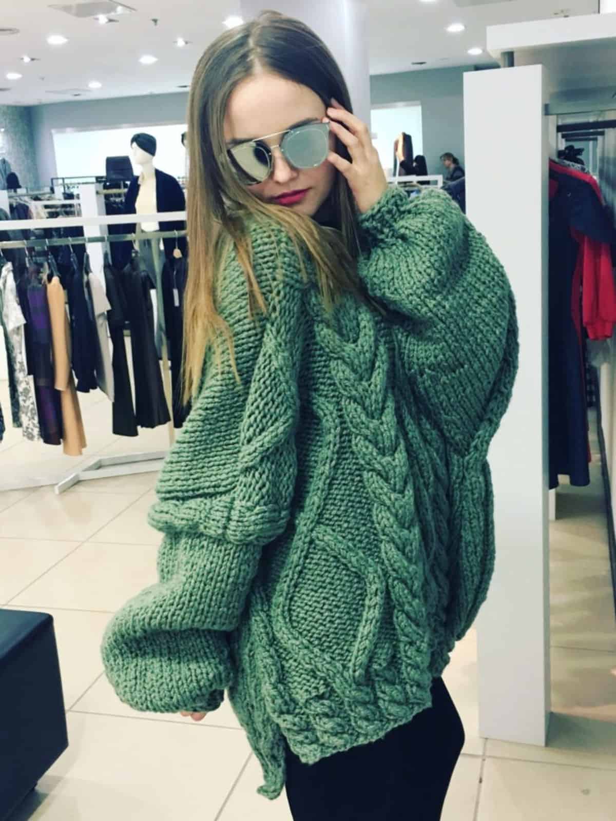 На фотографии женский объемный свитер крупной вязки от Shapar, бренда вязаной одежды ручной работы в интернет-магазине связанных спицами вещей.