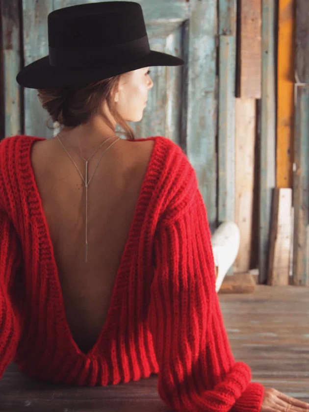 На фотографии красное платье с глубоким вырезом на спине от Shapar, бренда вязаной одежды ручной работы в интернет-магазине связанных спицами вещей.