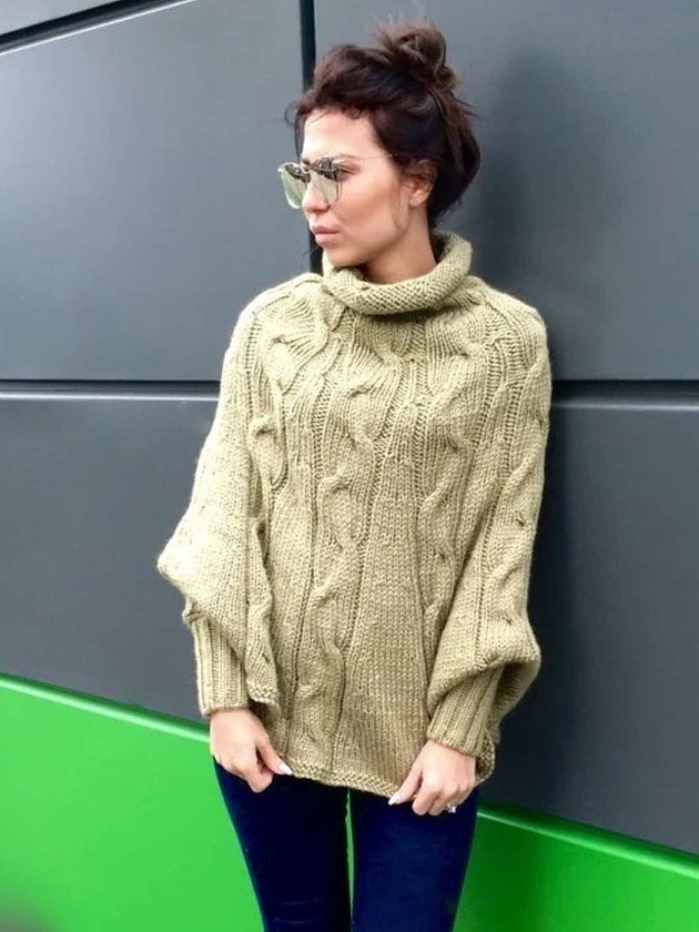На фотографии женское оливковое пончо от Shapar, бренда вязаной одежды ручной работы в интернет-магазине связанных спицами вещей.