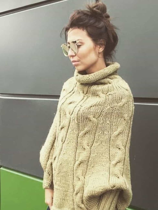 На второй фотографии женское пончо оливкового цвета от Shapar, бренда вязаной одежды ручной работы в интернет-магазине связанных спицами вещей.