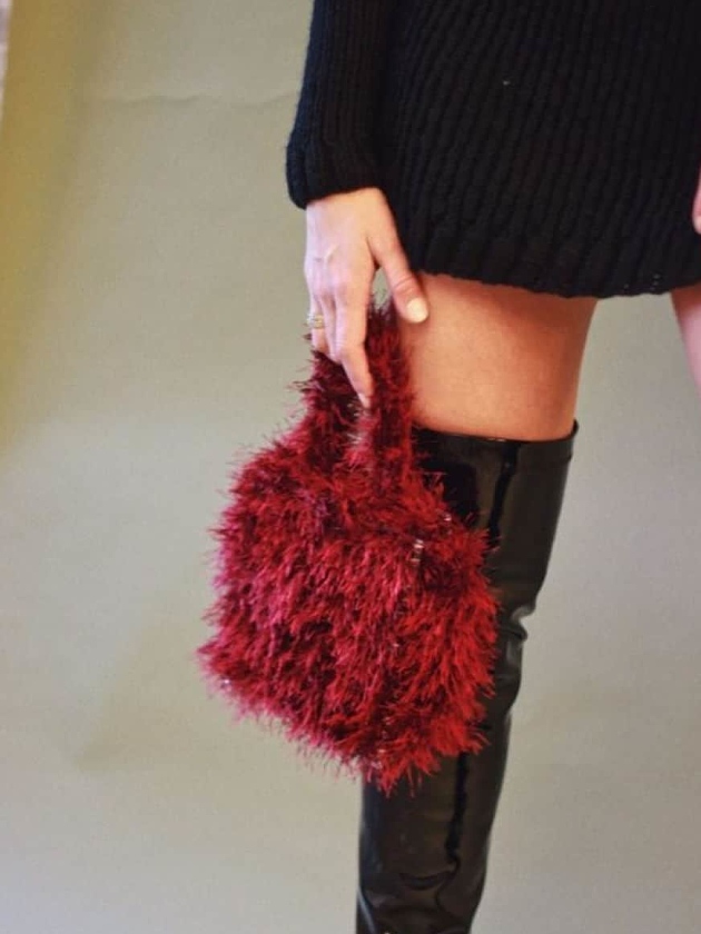 На фотографии женская пушистая сумка от Shapar, бренда вязаной одежды и аксессуаров ручной работы в интернет-магазине связанных спицами вещей.