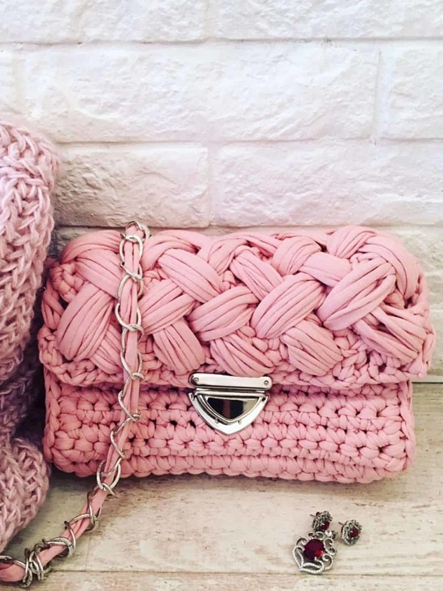 На фотографии розовая вязаная сумка от Shapar, бренда женской одежды и аксессуаров ручной работы в интернет-магазине связанных спицами вещей.