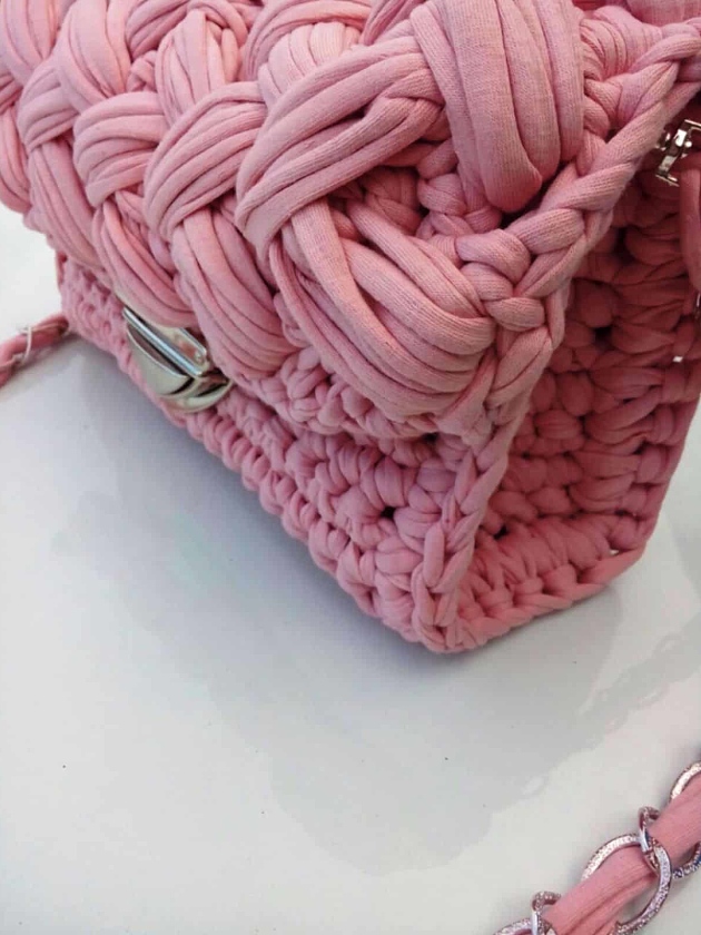 На второй фотографии розовая вязаная сумка с ремешком от Shapar, бренда женской одежды и аксессуаров ручной работы в интернет-магазине связанных спицами вещей.