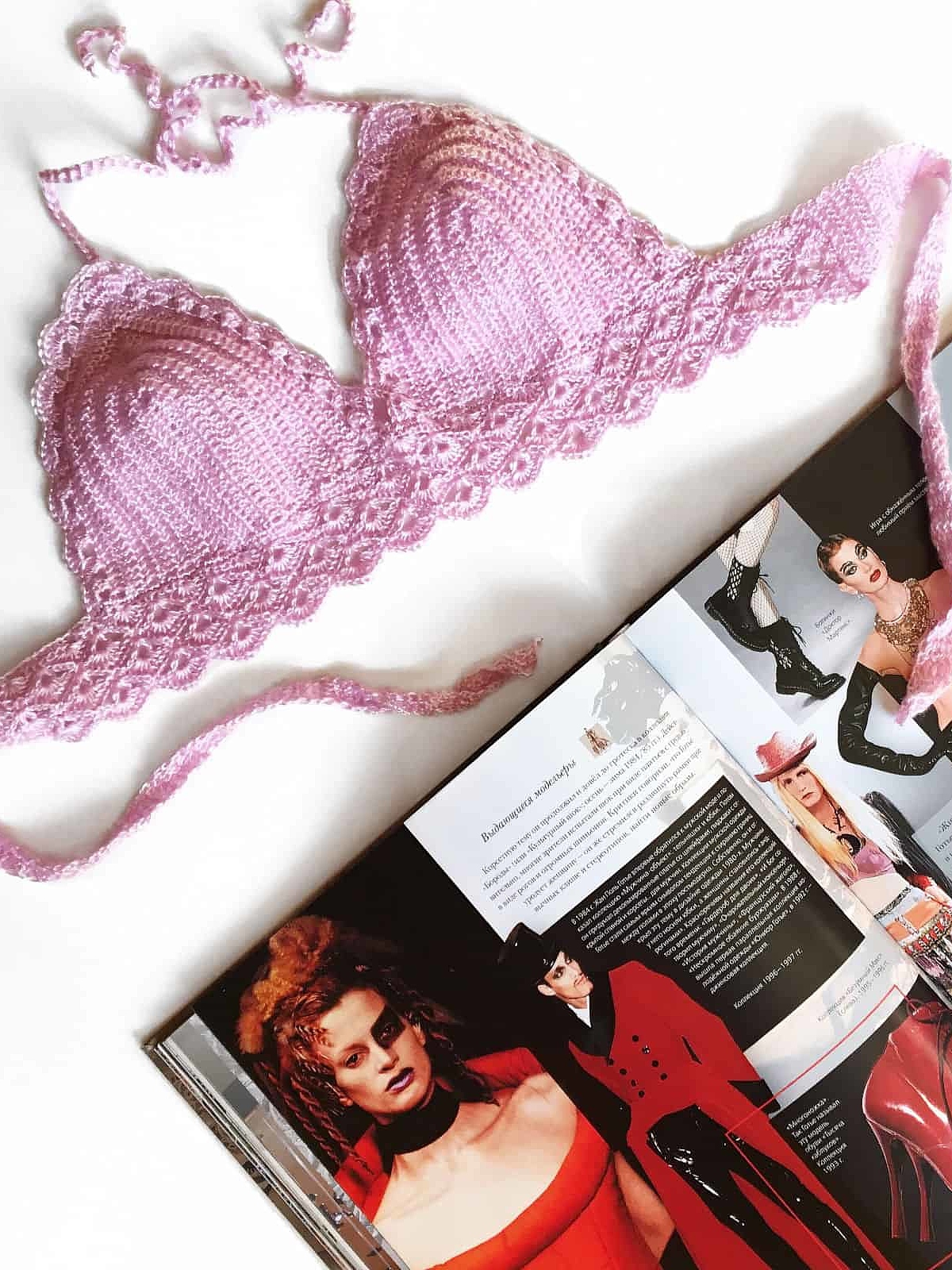 На фотографии розовый женский купальник от Shapar, бренда вязаной пляжной одежды ручной работы в интернет-магазине связанных крючком вещей.
