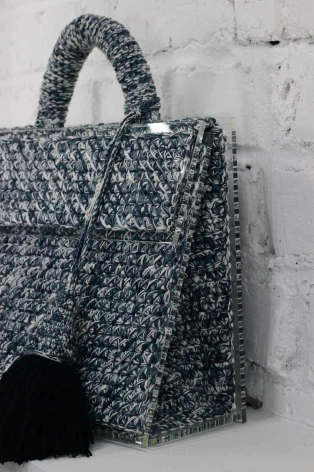 На пятой фотографии женская серая сумка с прозрачным дном от Shapar, бренда вязаных аксессуаров ручной работы в интернет-магазине связанных спицами вещей.