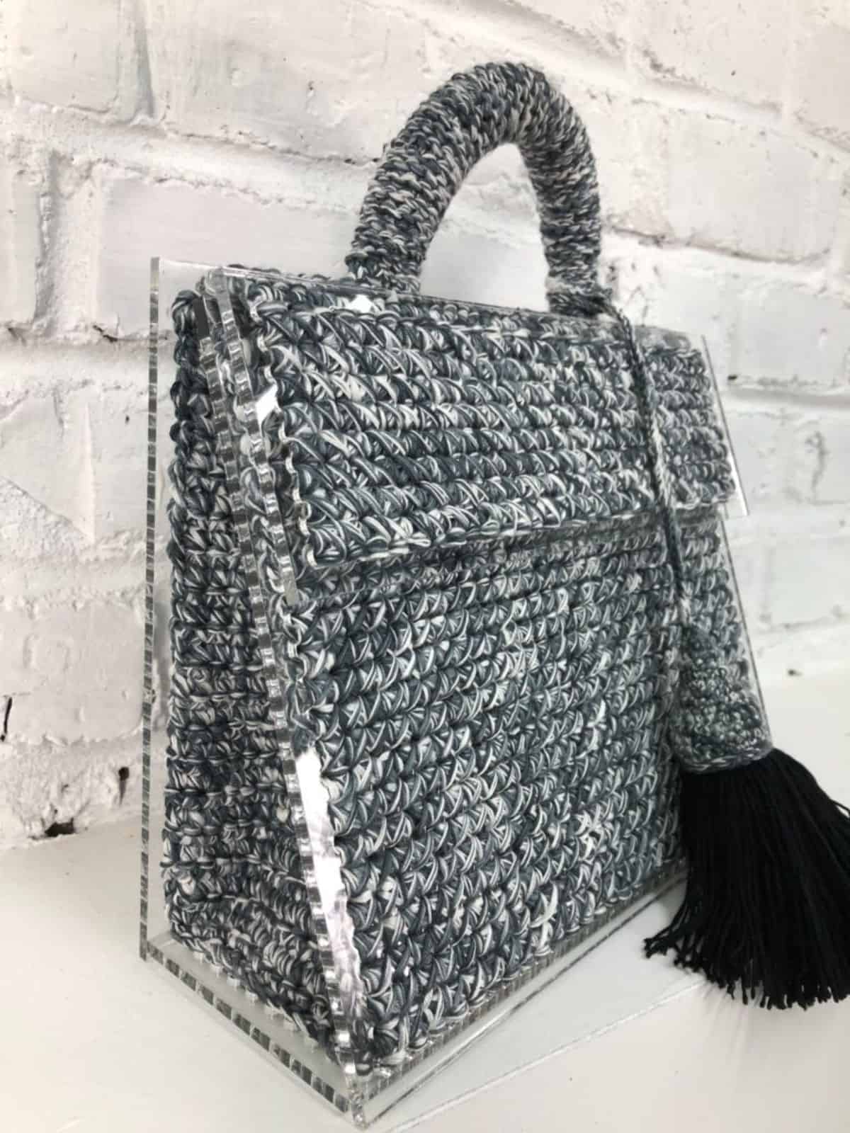 На фотографии женская серая сумка от Shapar, бренда вязаных аксессуаров ручной работы в интернет-магазине связанных спицами вещей.