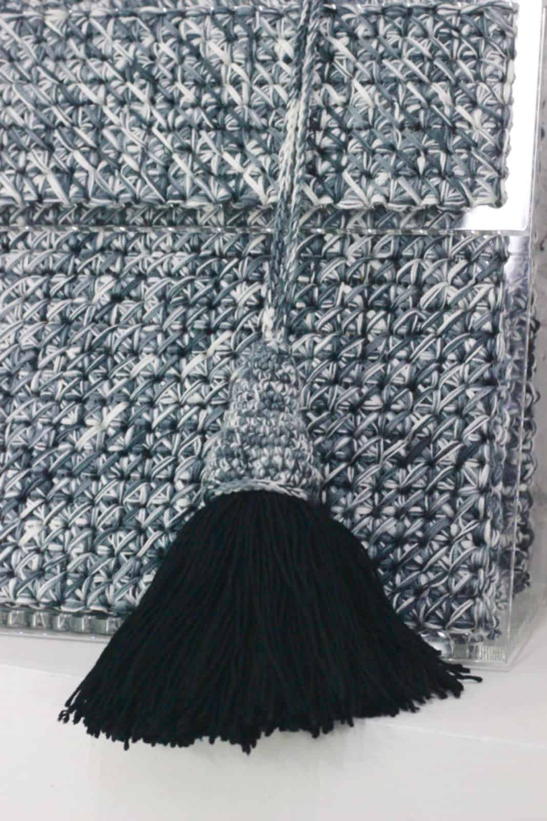 На четвертой фотографии женская серая сумка со съемной кистью от Shapar, бренда вязаных аксессуаров ручной работы в интернет-магазине связанных спицами вещей.