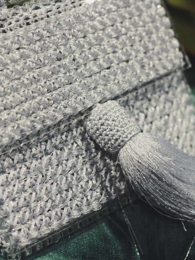 На второй фотографии серебряная сумка женская с прозрачным дном от Shapar, бренда вязаной одежды и аксессуаров ручной работы в интернет-магазине связанных спицами вещей.