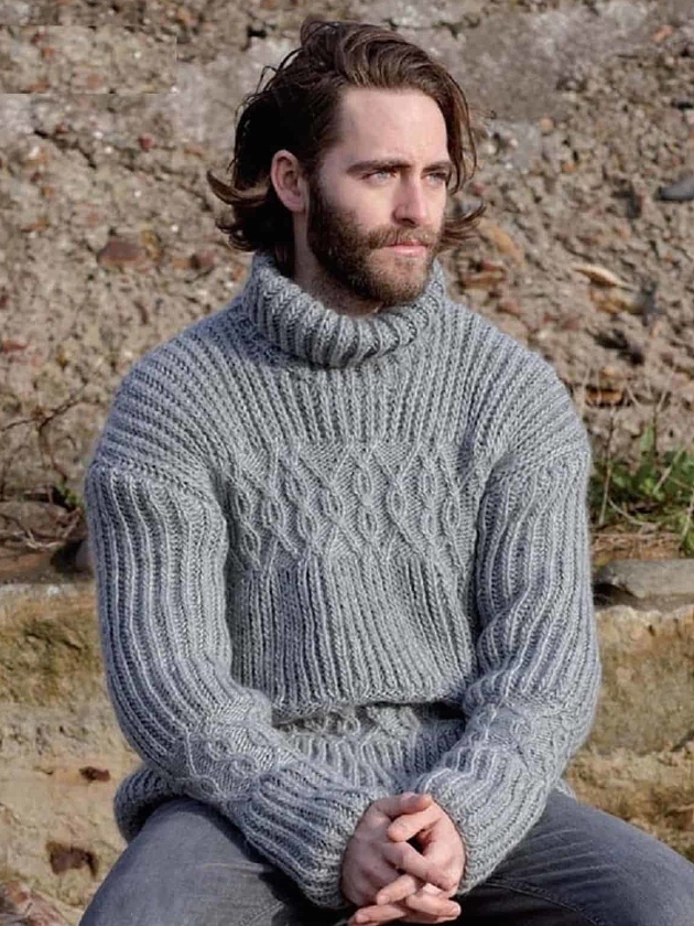 На фотографии серый свитер мужской от Shapar, бренда вязаной одежды ручной работы в интернет-магазине связанных спицами вещей.