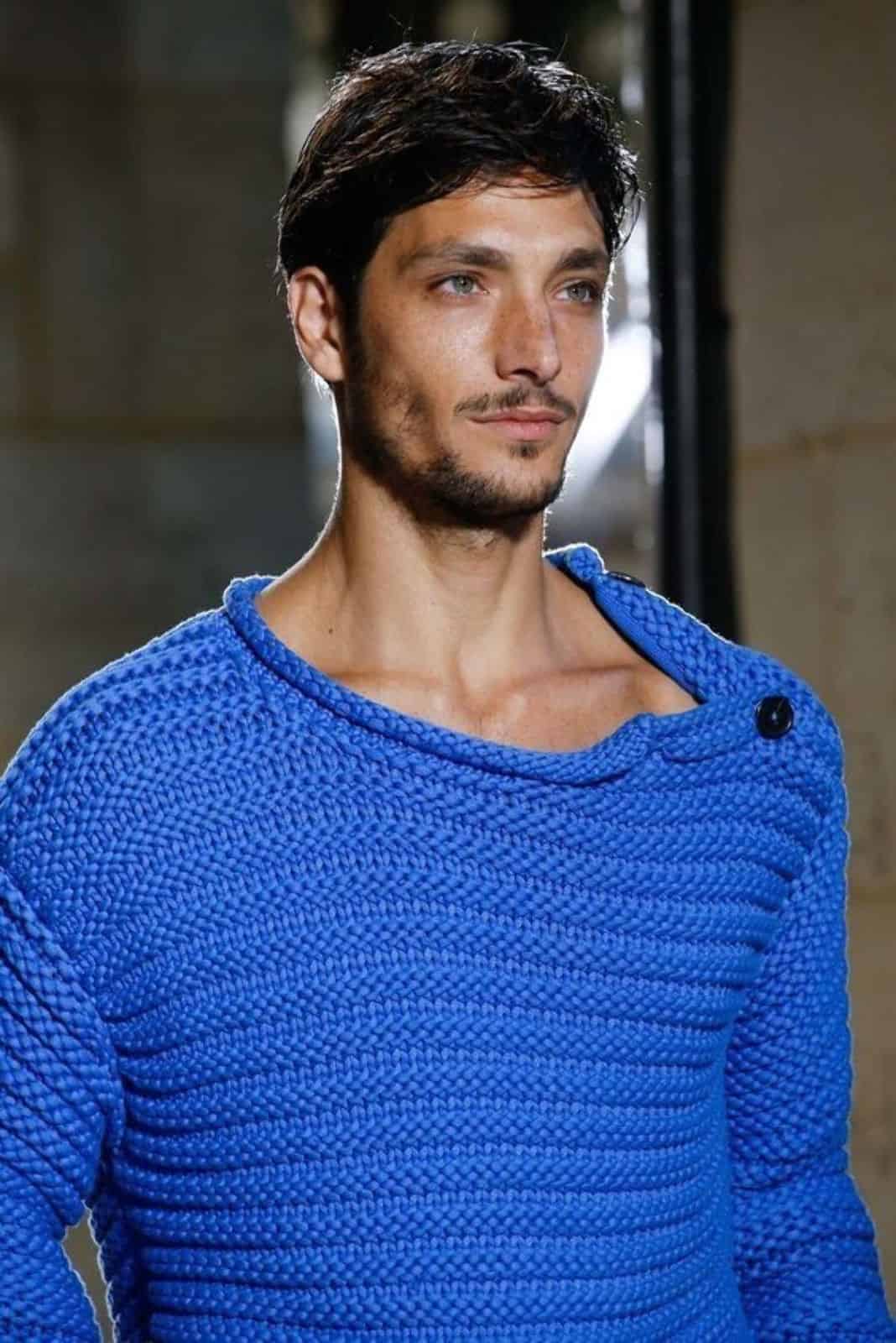 На фотографии синий свитер мужской от Shapar, бренда вязаной одежды ручной работы в интернет-магазине связанных спицами вещей.