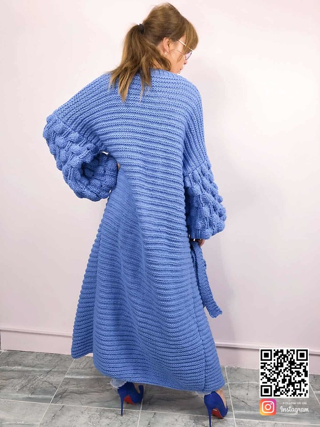 На второй фотографии женский современный кардиган синего цвета со спины от Shapar, бренда вязаной одежды ручной работы в интернет-магазине связанных спицами вещей.