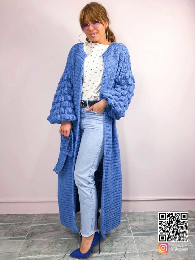 На фотографии женский современный кардиган синего цвета от Shapar, бренда вязаной одежды ручной работы в интернет-магазине связанных спицами вещей.