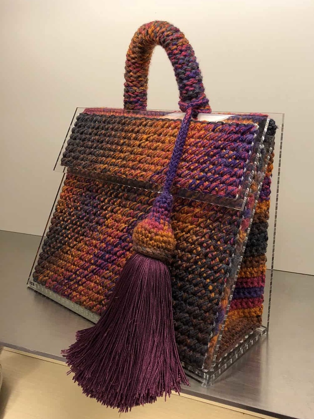 На второй фотографии стильная женская сумка от Shapar, бренда вязаных аксессуаров ручной работы в интернет-магазине связанных спицами вещей.