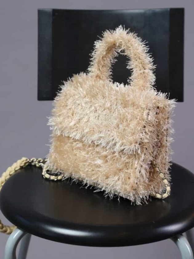 На второй фотографии женская бежевая маленькая сумка от Shapar, бренда вязаной одежды и аксессуаров ручной работы в интернет-магазине связанных спицами вещей. 