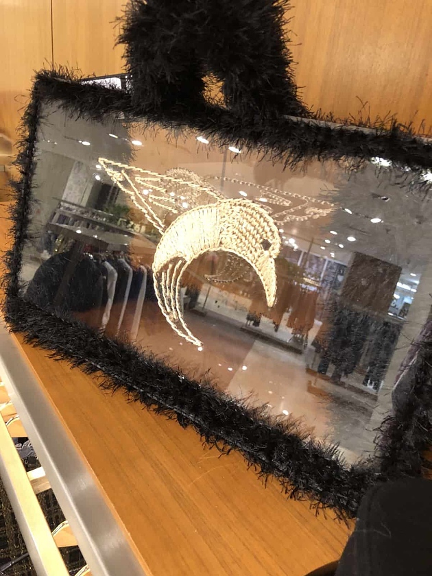 На второй фотографии женская сумка для пляжа с узором птица от Shapar, бренда вязаных аксессуаров ручной работы в интернет-магазине связанных спицами вещей.