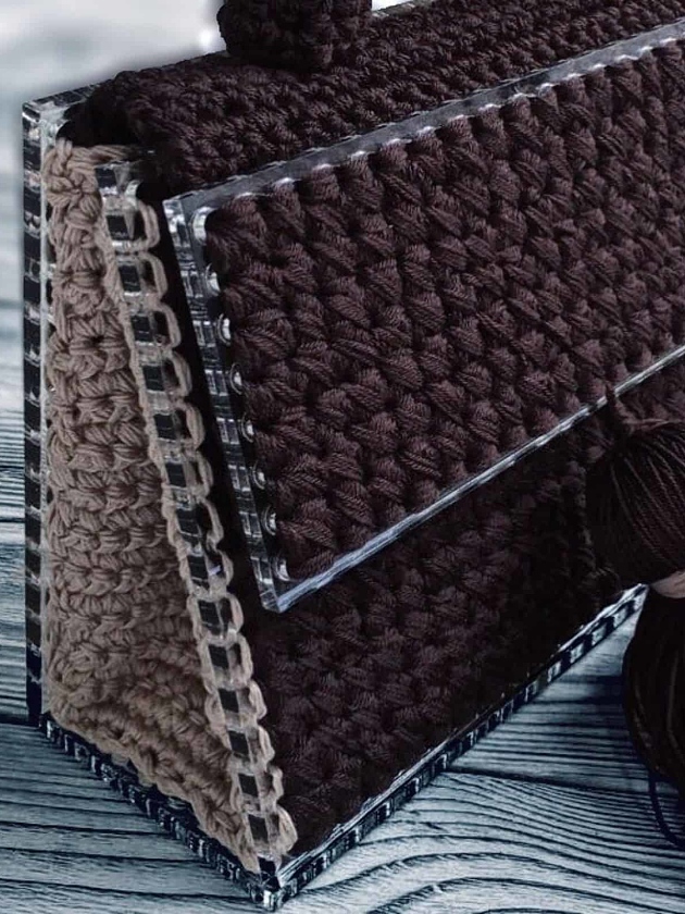 На второй фотографии маленькая коричневая женская сумка с бежевыми боковинами и прозрачным дном от Shapar, бренда вязаных аксессуаров и одежды ручной работы в интернет-магазине связанных спицами вещей.