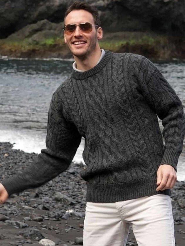 На фотографии свитер мужской классический от Shapar, бренда вязаной одежды ручной работы в интернет-магазине связанных спицами вещей.