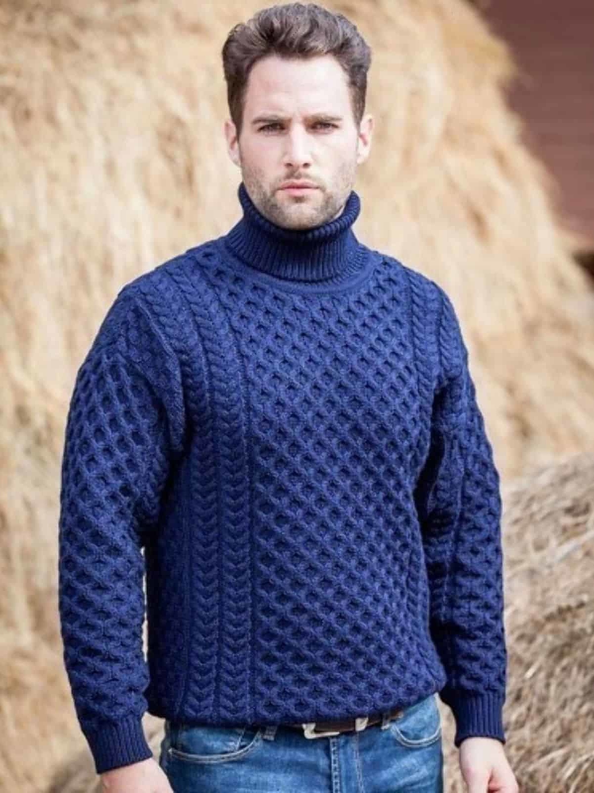 На фотографии мужской свитер с высоким воротником от Shapar, бренда вязаной одежды ручной работы в интернет-магазине связанных спицами вещей.