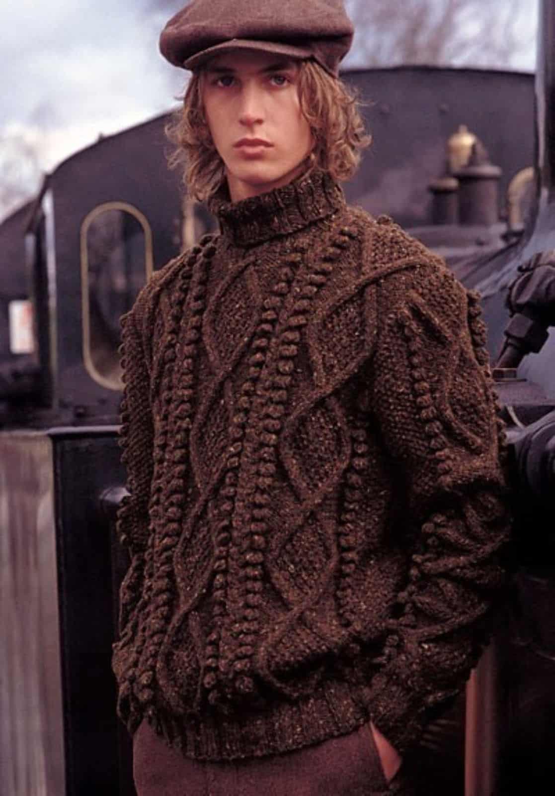 На фотографии коричневый мужской свитер с воротником от Shapar, бренда вязаной одежды ручной работы в интернет-магазине связанных спицами вещей.