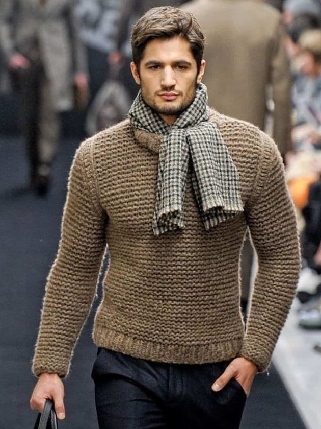 На фотографии зимний свитер мужской коричневого цвета от Shapar, бренда вязаной одежды ручной работы в интернет-магазине связанных спицами вещей.