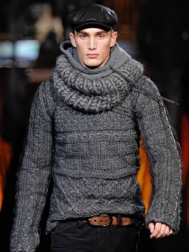 На фотографии теплый свитер для мужчин от Shapar, бренда вязаной одежды ручной работы в интернет-магазине связанных спицами вещей.