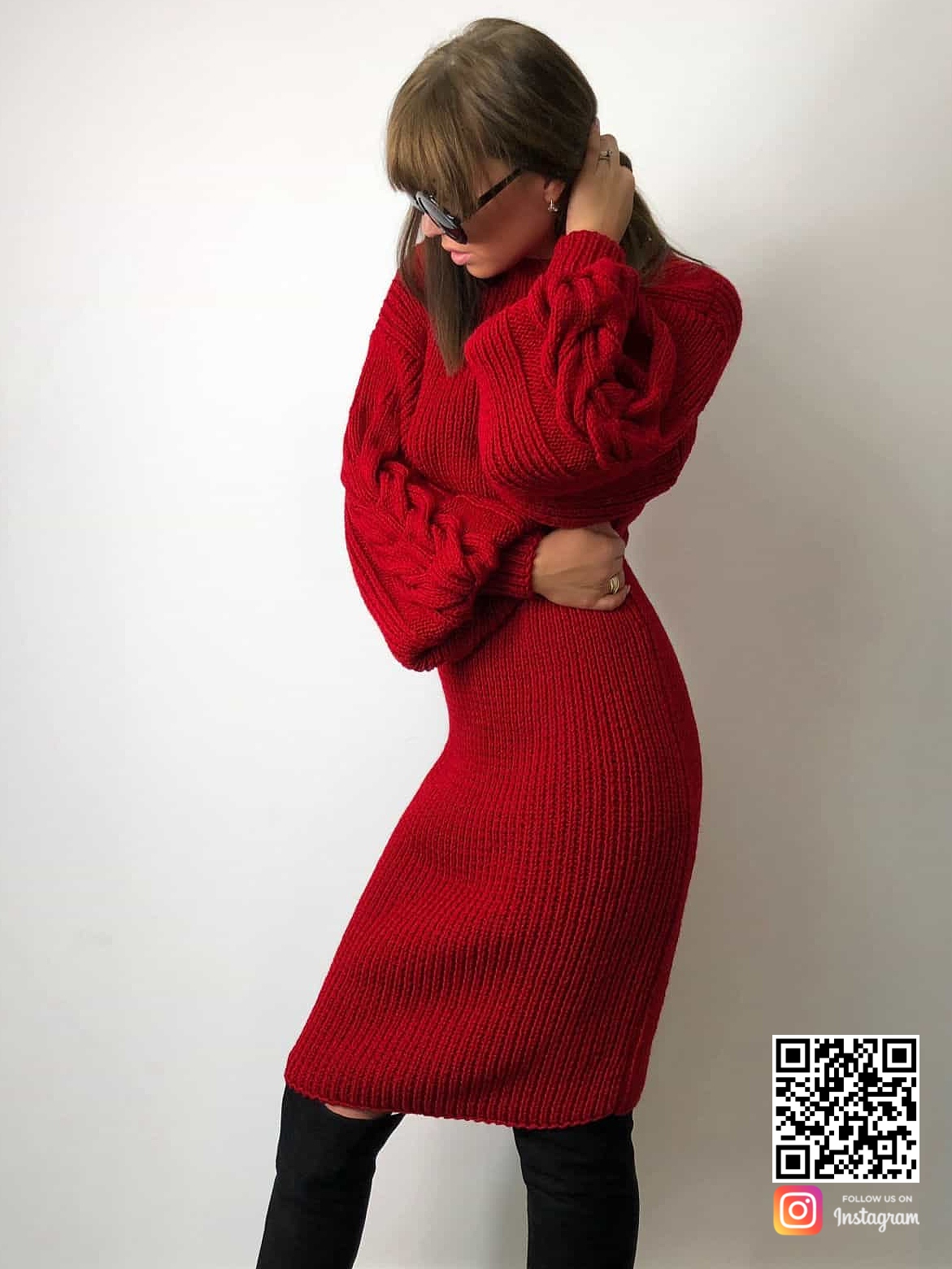 На фотографии красное вязаное платье с объемными рукавами от Shapar, бренда женской одежды ручной работы в интернет-магазине связанных спицами вещей.