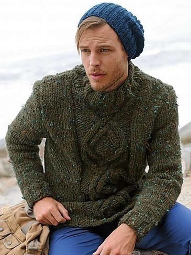 На фотографии Молодежный свитер мужской темно-зеленого цвета от Shapar, бренда вязаной одежды ручной работы в интернет-магазине связанных спицами вещей.
