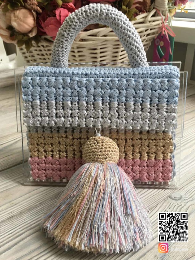 На второй фотографии женская яркая сумка с прозрачным дном от Shapar, бренда вязаной одежды и аксессуаров ручной работы в интернет-магазине связанных спицами вещей.