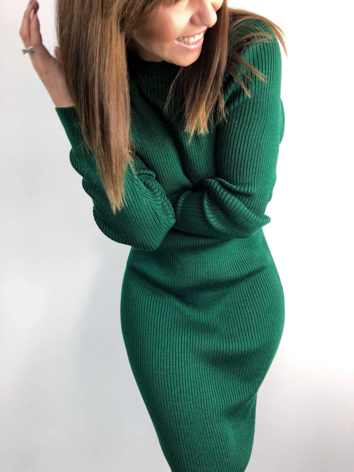 На третьей фотографии зеленое вязаное платье в длине миди от Shapar, бренда женской одежды ручной работы в интернет-магазине связанных спицами вещей.