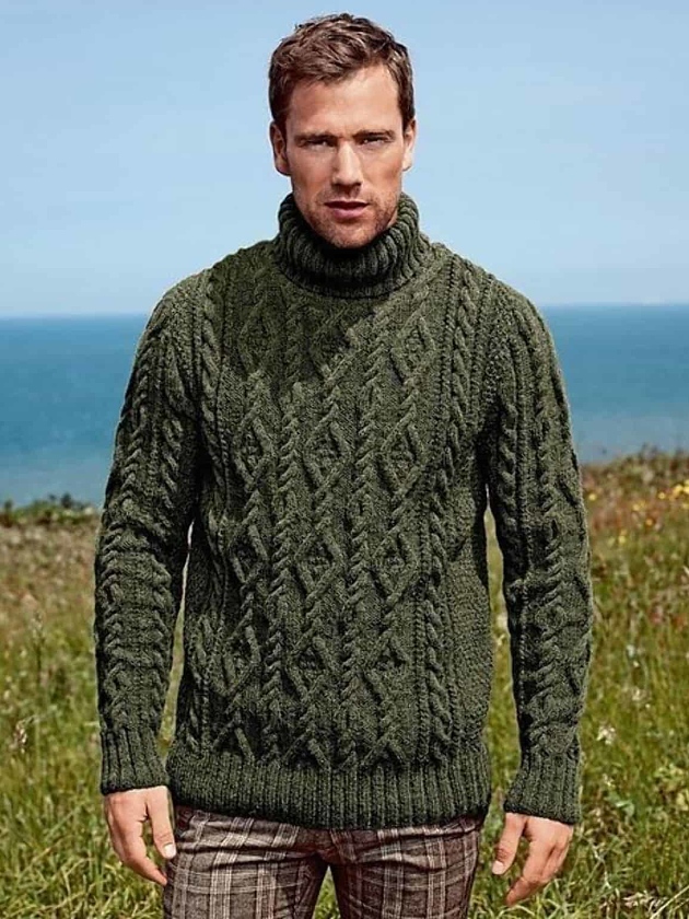 На фотографии зеленый мужской свитер от Shapar, бренда вязаной одежды ручной работы в интернет-магазине связанных спицами вещей.