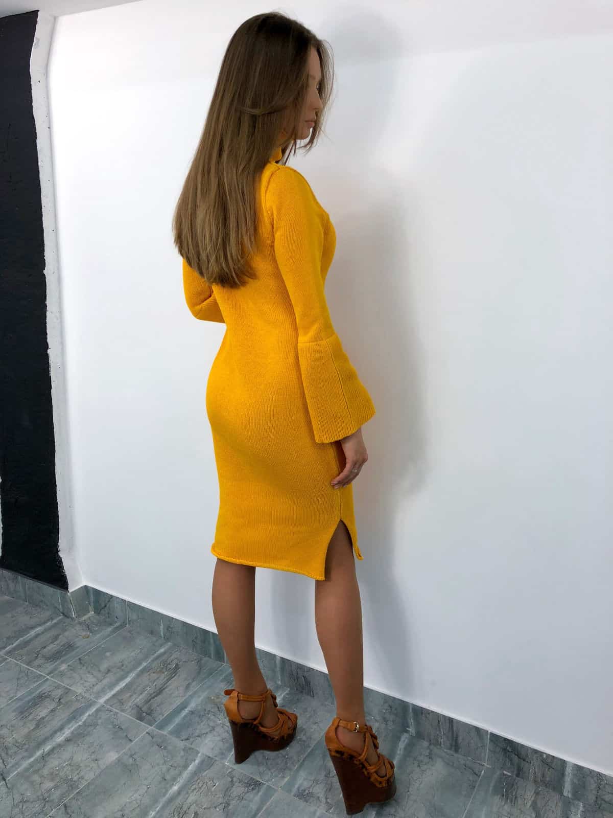 На второй фотографии желтое вязаное платье со спины от Shapar, бренда женской одежды ручной работы в интернет-магазине связанных спицами вещей.