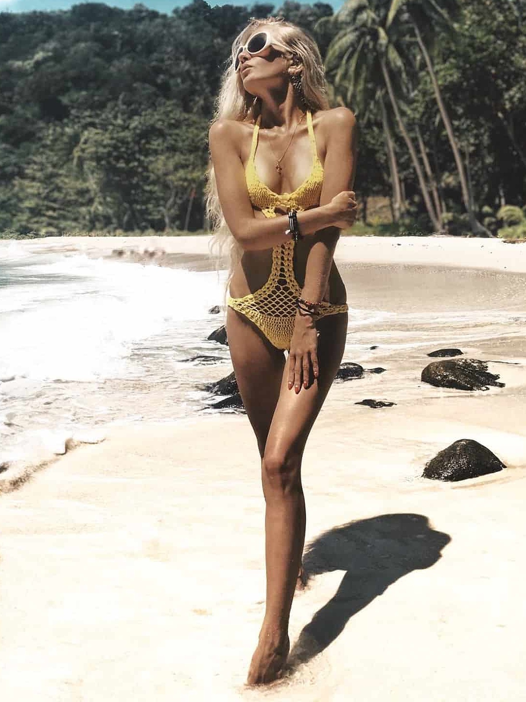 На фотографии желтый купальник слитный от Shapar, бренда вязаной пляжной одежды ручной работы в интернет-магазине связанных крючком вещей.