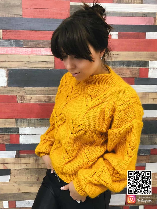 На фотографии женский свитер желтого цвета от Shapar, бренда вязаной одежды ручной работы в интернет-магазине связанных спицами вещей.